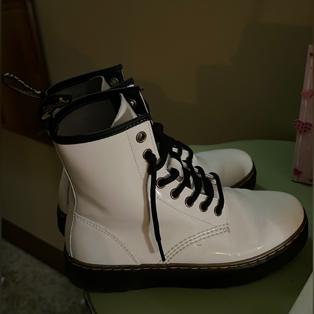 Dr.Martens boots women Zavala Combat Boot- white leather